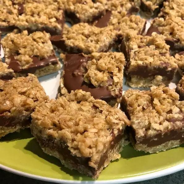 NO BAKE CHOCOLATE OAT BAR