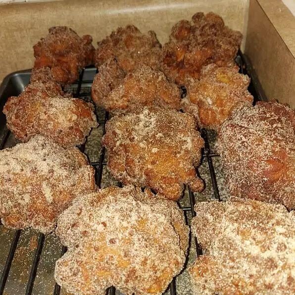 EASY HOMEMADE APPLE FRITTERS