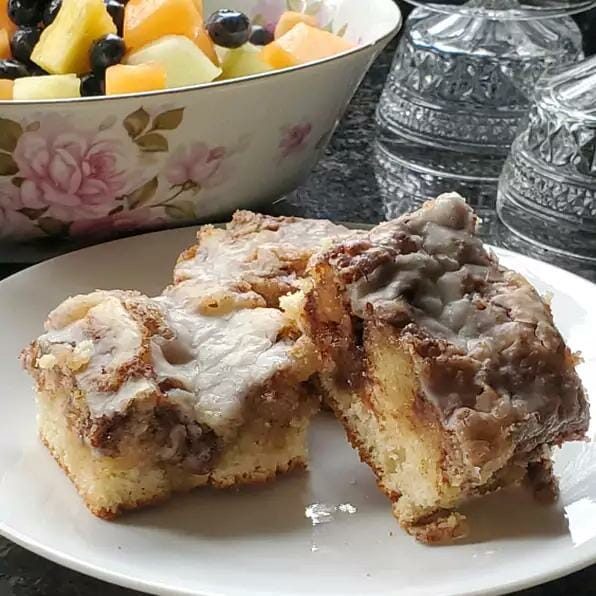 EASY CINNAMON ROLL COFFEE CAKE