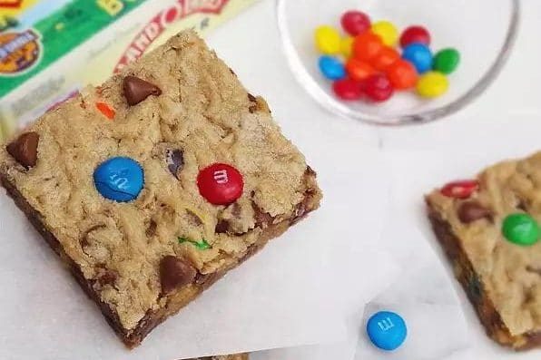 HOLIDAY M&M COOKIE BARS