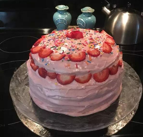 Strawberry cake with cream cheese frosting