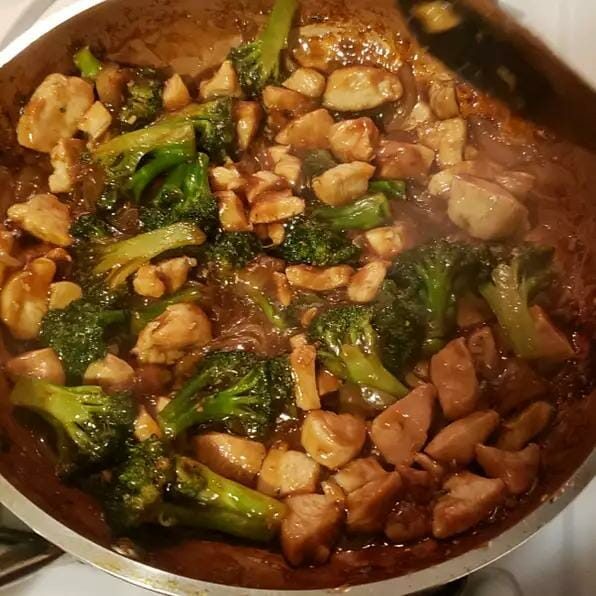 CHICKEN AND BROCCOLI STIR FRY