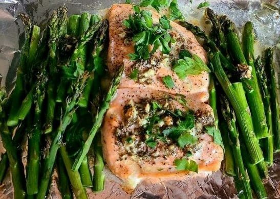 Baked Salmon in Foil with Asparagus and Garlic Lemon Butter Sauce