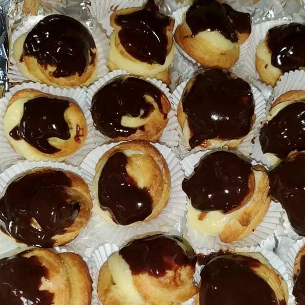 MOM’S FAMOUS CREAM PUFFS